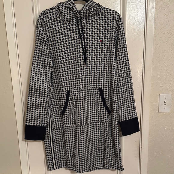 Tommy Hilfiger Women's Black and White Houndstooth Hoodie Dress - Picture 3 of 12